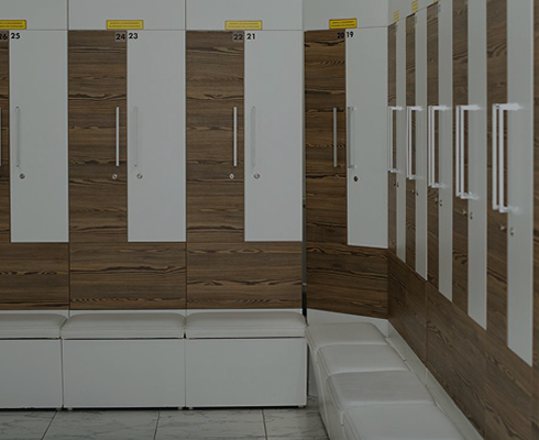 Vestiar curat și spațios al clubului de fitness Global Fitness